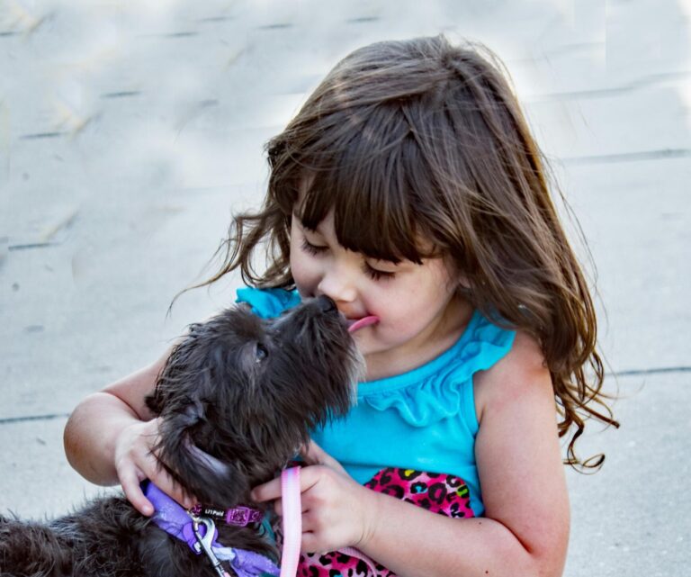 dlaczego pies liże dziecko