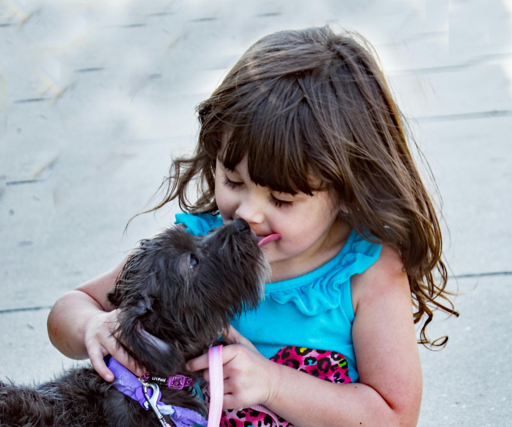 Dlaczego pies liże dziecko?